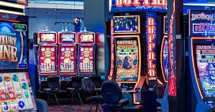 Layar bonus Diamond Empire menampilkan ronde Free Spins dengan pengganda aktif